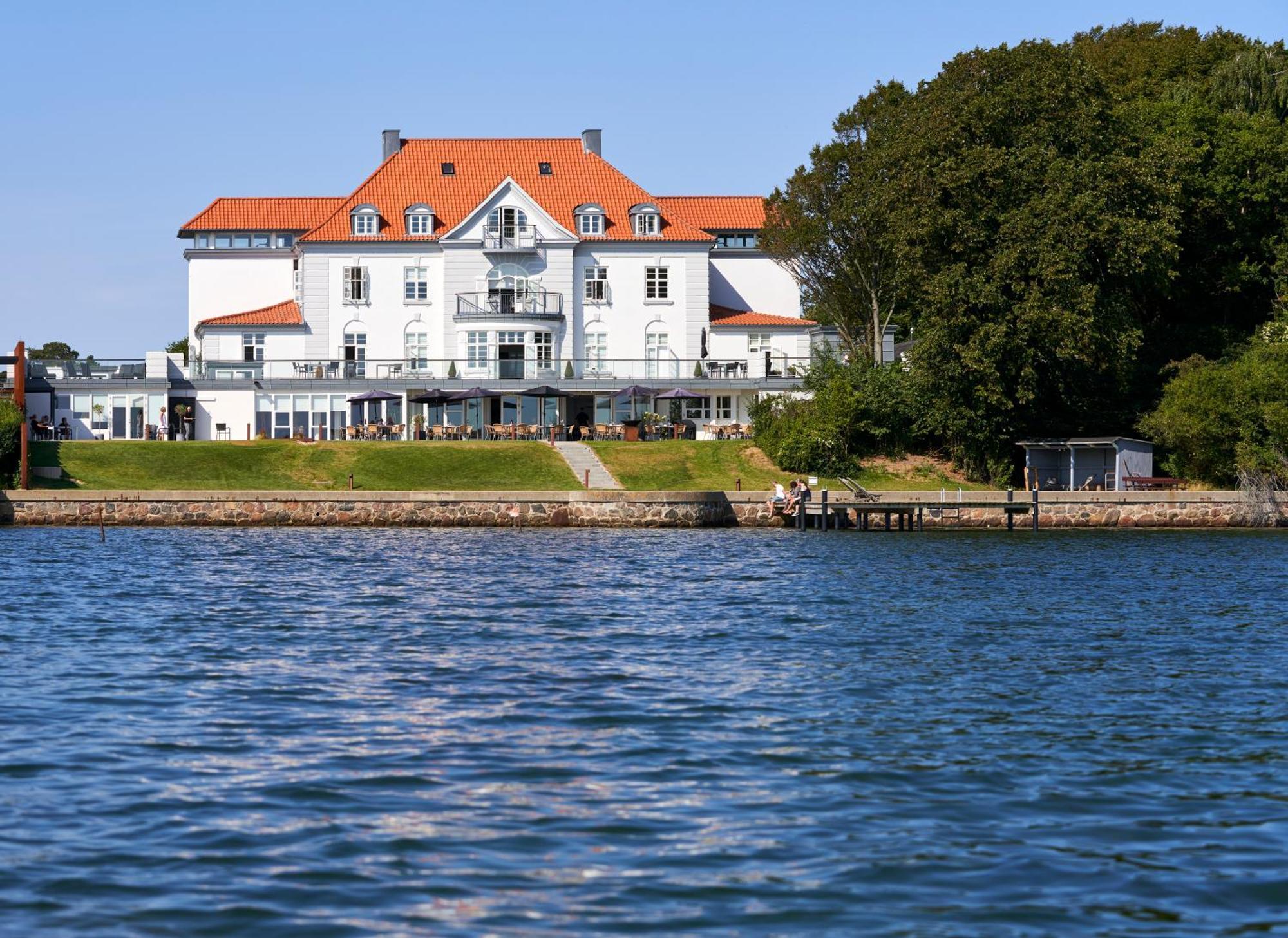 Sixtus Sinatur & Konference Hotel 4*